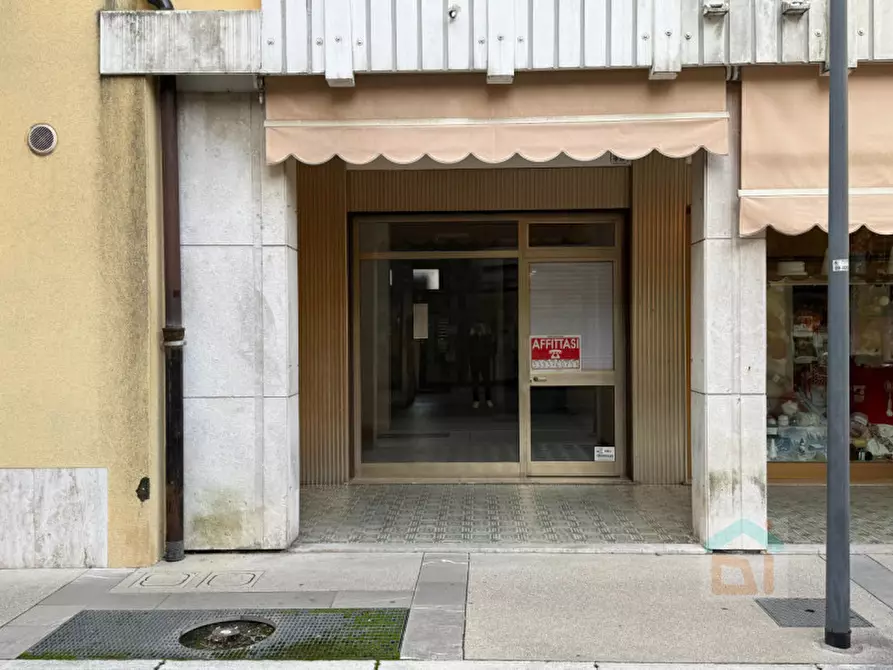 Immagine 1 di Negozio in affitto  in Via Giuseppe Caprin 49 a Grado