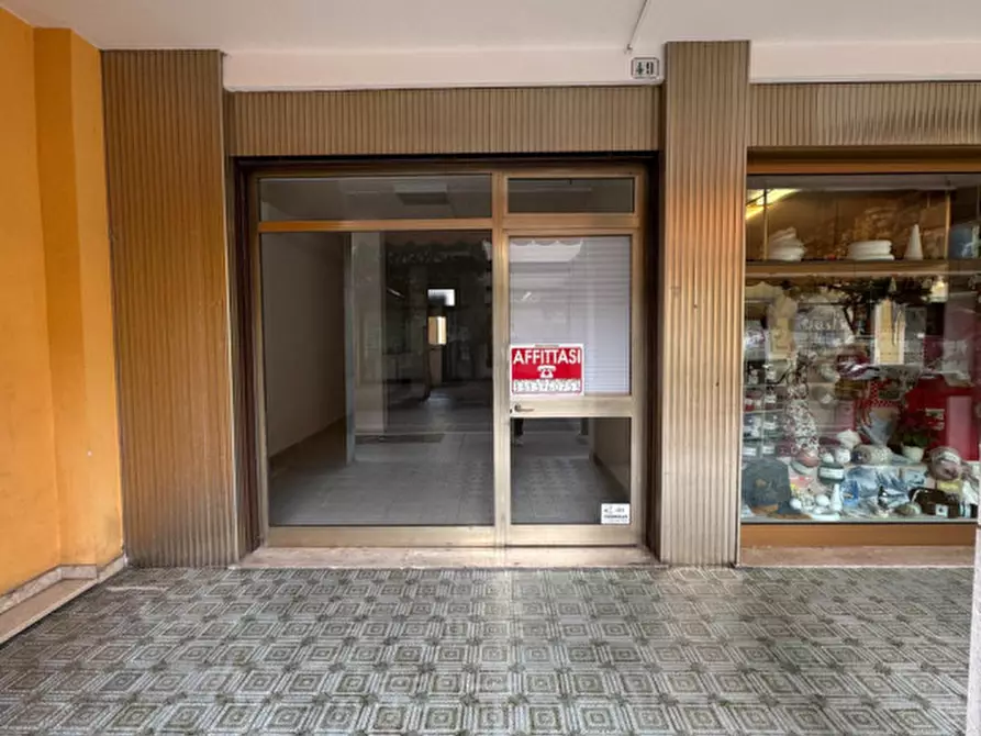 Immagine 2 di Negozio in affitto  in Via Giuseppe Caprin 49 a Grado