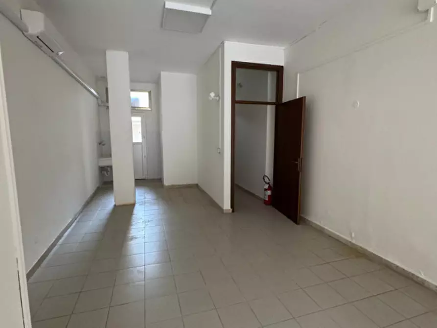 Immagine 5 di Negozio in affitto  in Via Giuseppe Caprin 49 a Grado