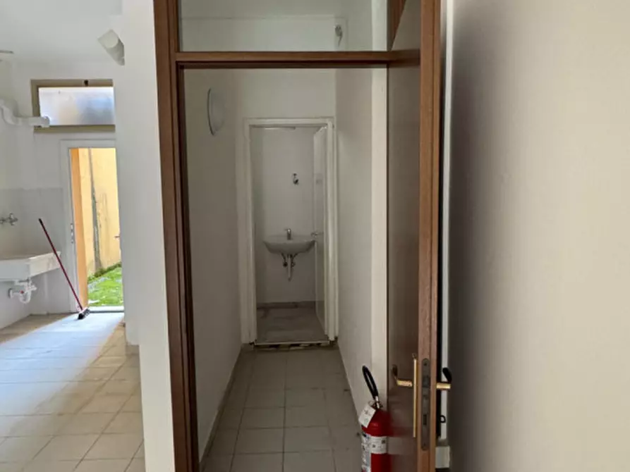 Immagine 6 di Negozio in affitto  in Via Giuseppe Caprin 49 a Grado