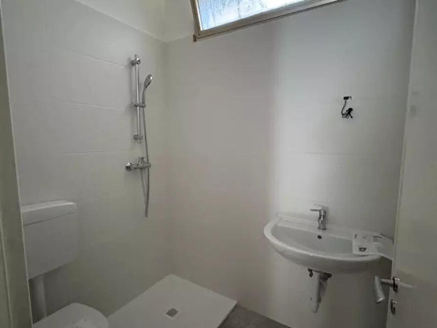 Immagine 7 di Negozio in affitto  in Via Giuseppe Caprin 49 a Grado