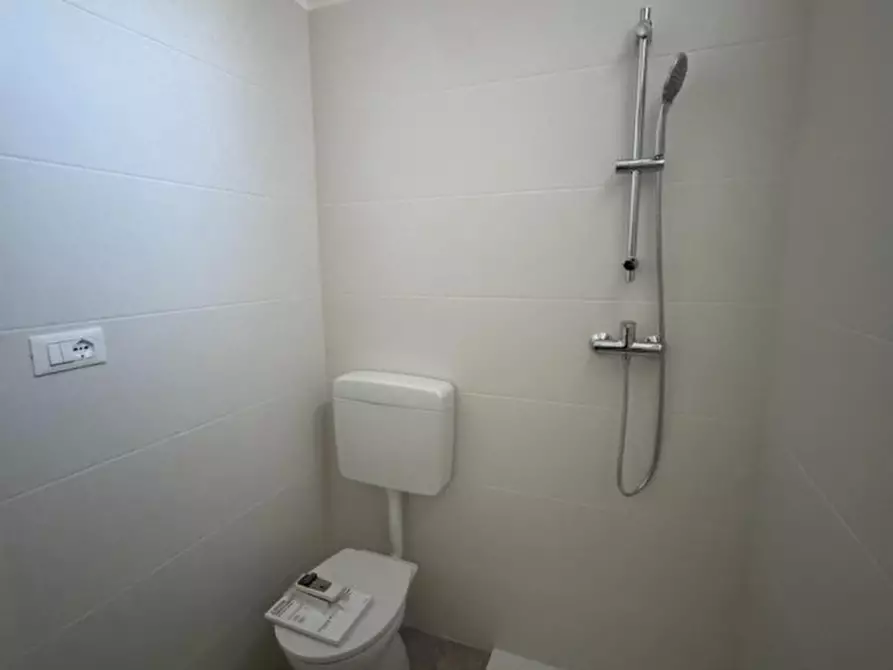 Immagine 8 di Negozio in affitto  in Via Giuseppe Caprin 49 a Grado