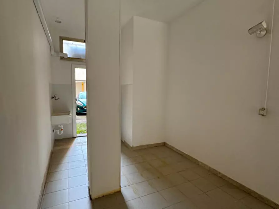 Immagine 9 di Negozio in affitto  in Via Giuseppe Caprin 49 a Grado
