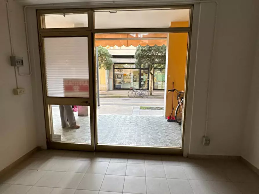 Immagine 13 di Negozio in affitto  in Via Giuseppe Caprin 49 a Grado