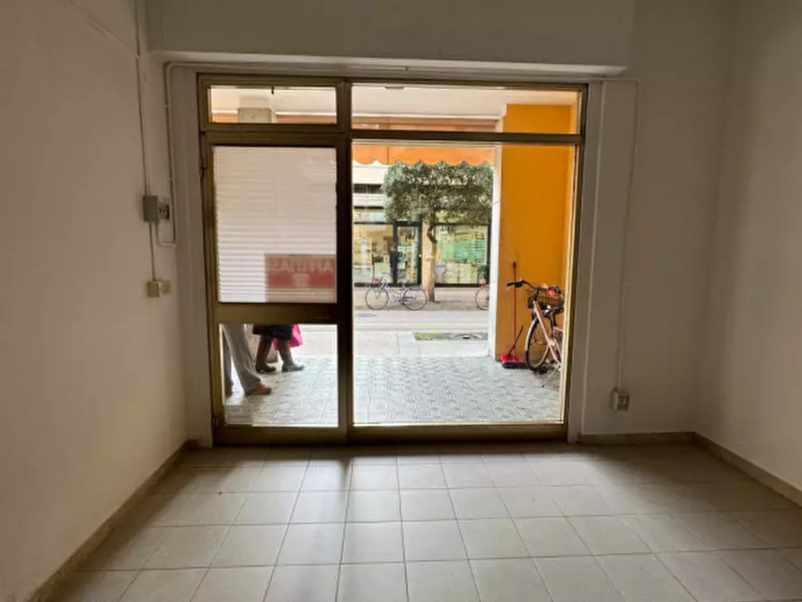 Immagine 18 di Negozio in affitto  in Via Giuseppe Caprin 49 a Grado