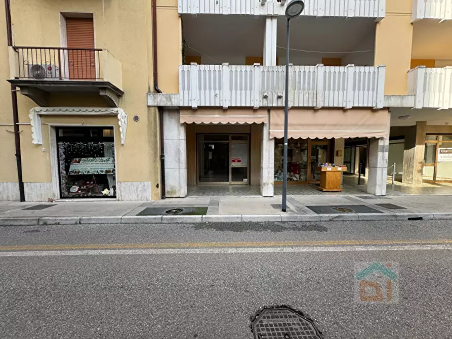 Immagine 20 di Negozio in affitto  in Via Giuseppe Caprin 49 a Grado