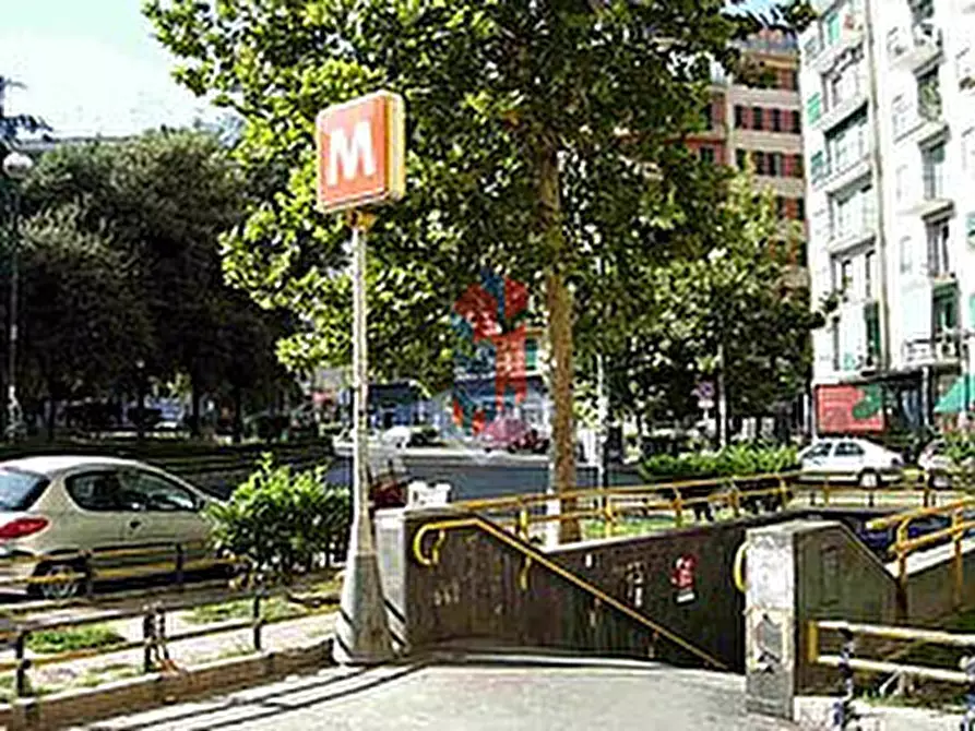 Immagine 1 di Negozio in vendita  in VOMERO-ARENELLA-VIA G.ORSI-LOCALE COMMERCIALE a Napoli