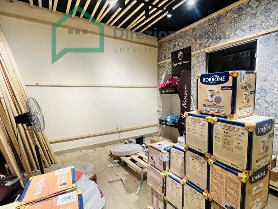 Immagine 9 di Negozio in affitto  in VIA MATERDEI a Napoli
