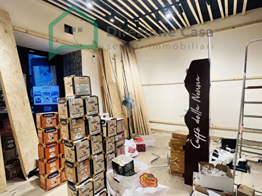 Immagine 10 di Negozio in affitto  in VIA MATERDEI a Napoli