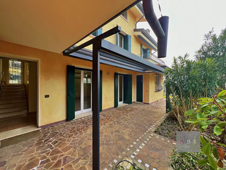 Immagine 1 di Casa trifamiliare in vendita  a Padova