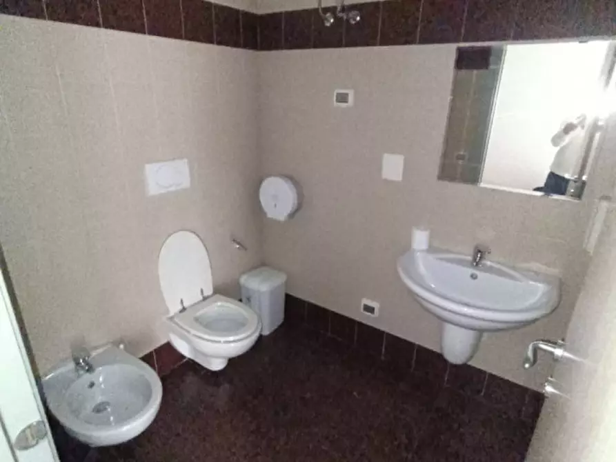 Immagine 10 di Negozio in affitto  in VIA BARLETTA, 135 a Andria