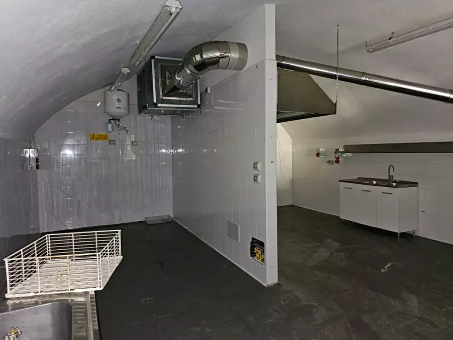 Immagine 4 di Attività commerciale in affitto  a Matera