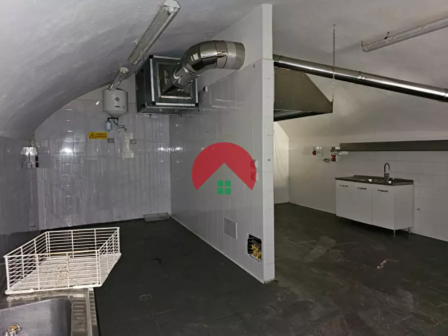 Immagine 5 di Attività commerciale in affitto  a Matera