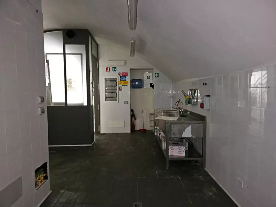 Immagine 5 di Attività commerciale in affitto  a Matera