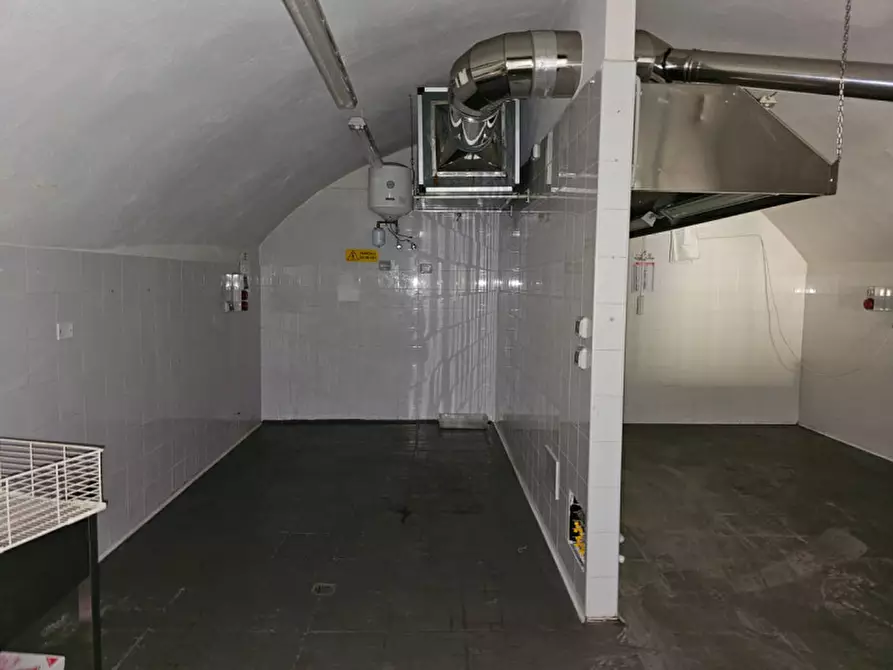 Immagine 6 di Attività commerciale in affitto  a Matera