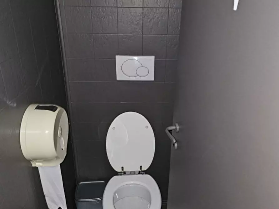 Immagine 13 di Attività commerciale in affitto  a Matera