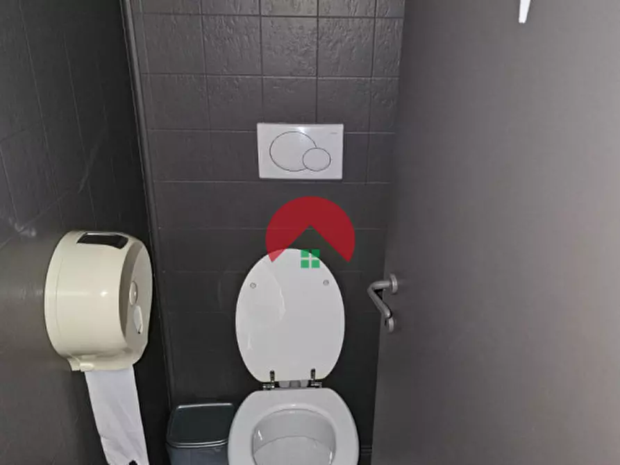 Immagine 14 di Attività commerciale in affitto  a Matera