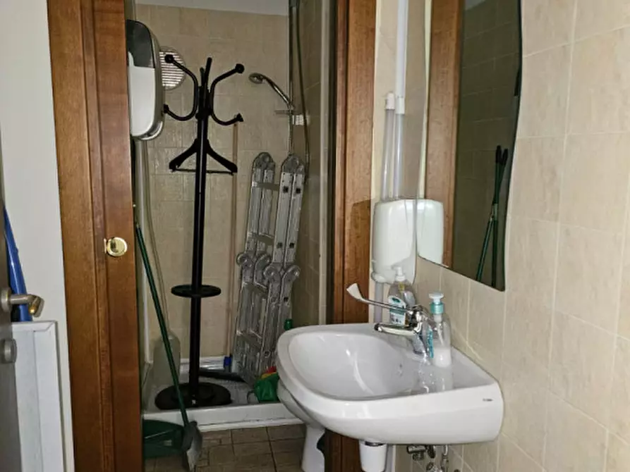 Immagine 15 di Attività commerciale in affitto  a Matera