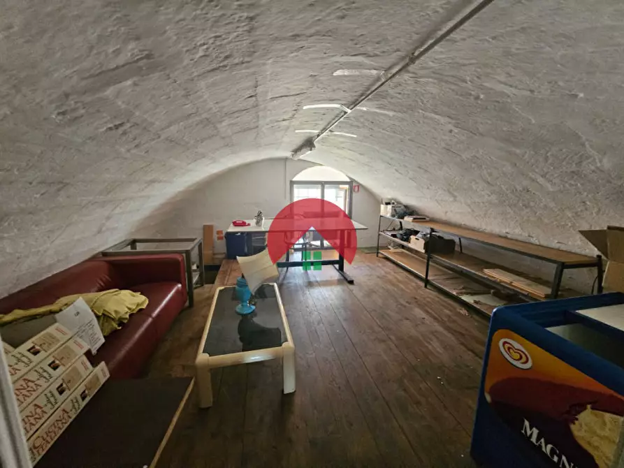 Immagine 15 di Attività commerciale in affitto  a Matera