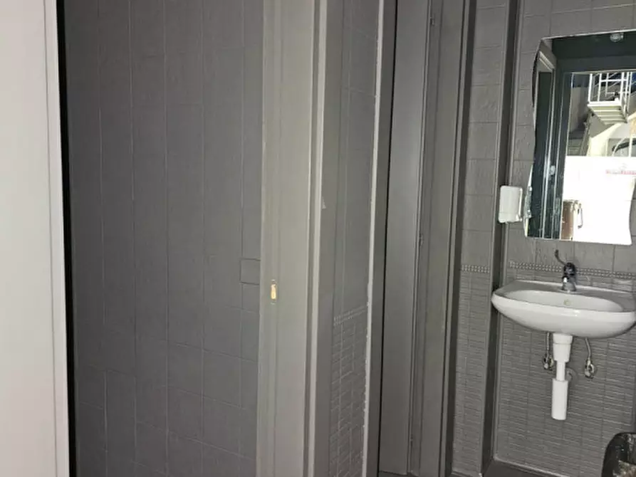 Immagine 16 di Attività commerciale in affitto  a Matera