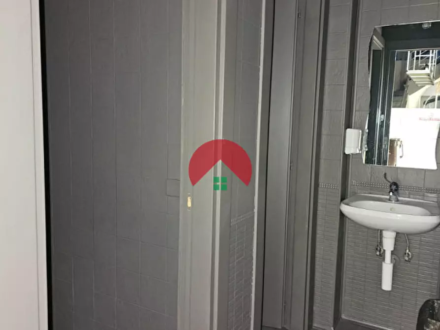 Immagine 17 di Attività commerciale in affitto  a Matera