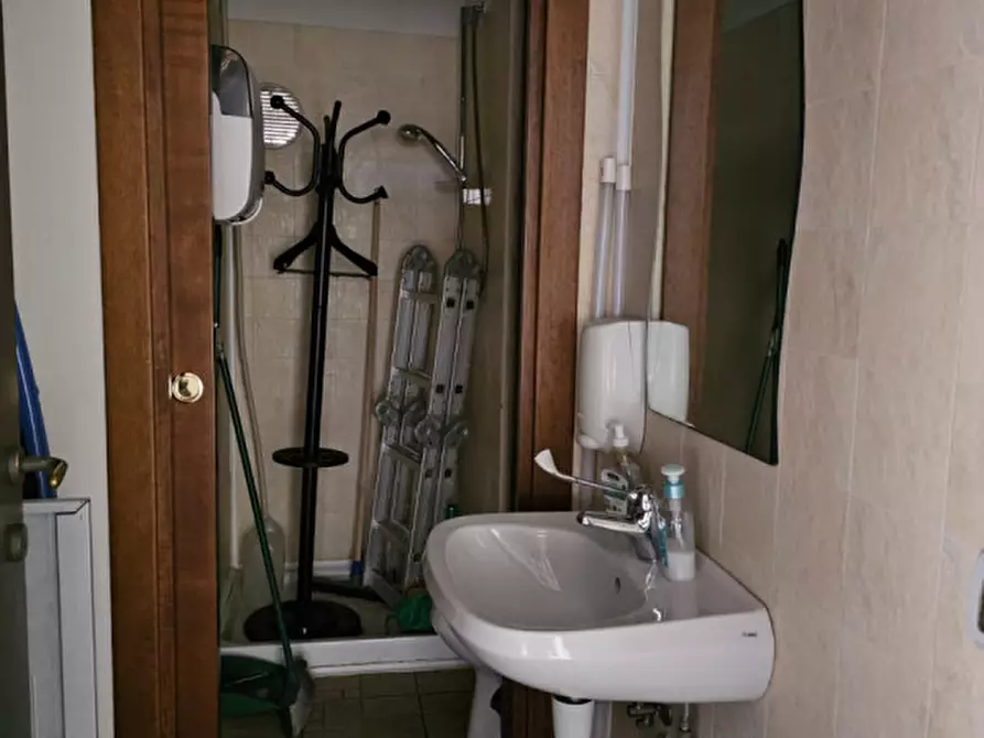 Immagine 18 di Attività commerciale in affitto  a Matera