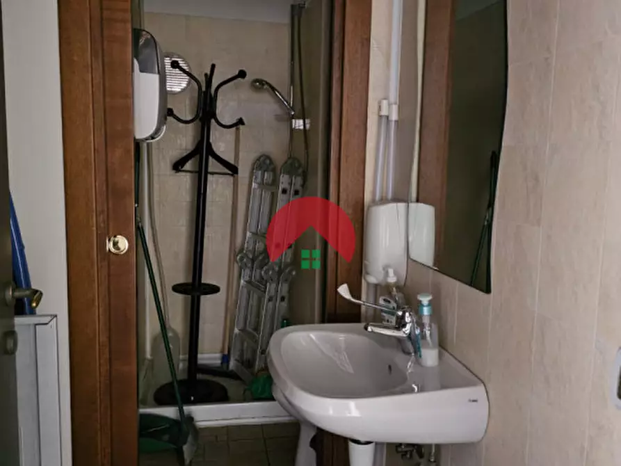 Immagine 19 di Attività commerciale in affitto  a Matera