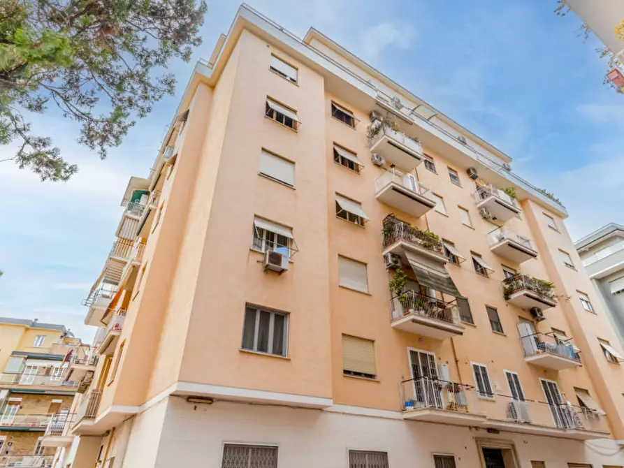 Immagine 1 di Appartamento in vendita  in Via Edoardo Jenner a Roma