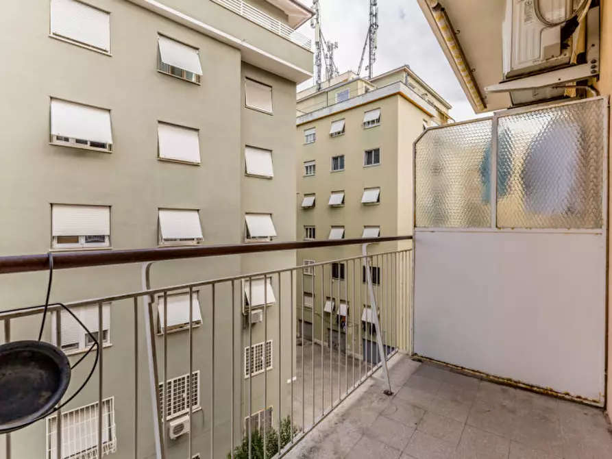 Immagine 7 di Appartamento in vendita  in Via Edoardo Jenner a Roma