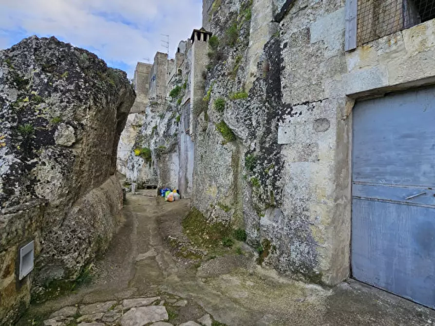 Immagine 2 di Magazzino in vendita  a Matera