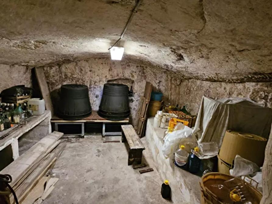Immagine 9 di Magazzino in vendita  a Matera
