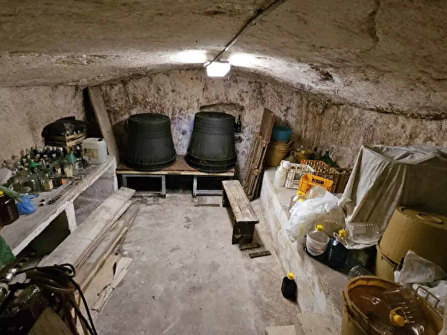 Immagine 10 di Magazzino in vendita  a Matera