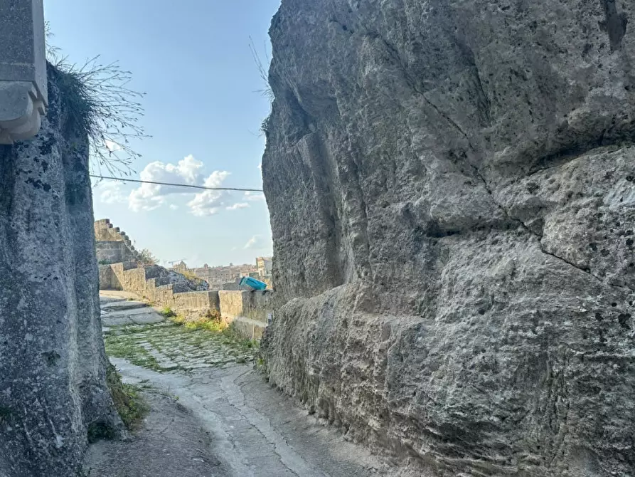 Immagine 11 di Magazzino in vendita  a Matera