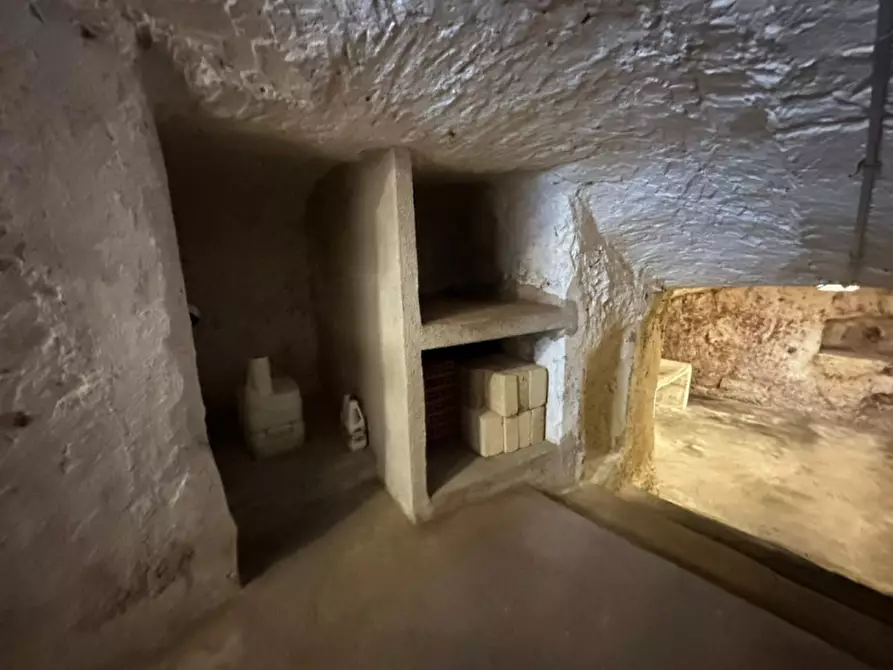Immagine 14 di Magazzino in vendita  a Matera