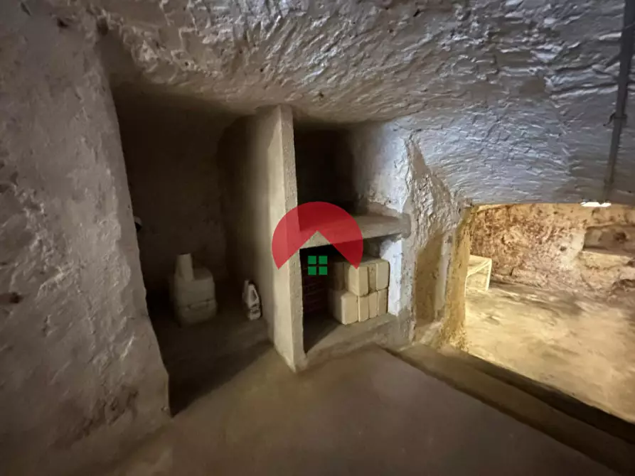 Immagine 14 di Magazzino in vendita  a Matera