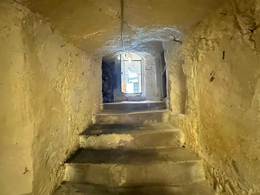 Immagine 15 di Magazzino in vendita  a Matera