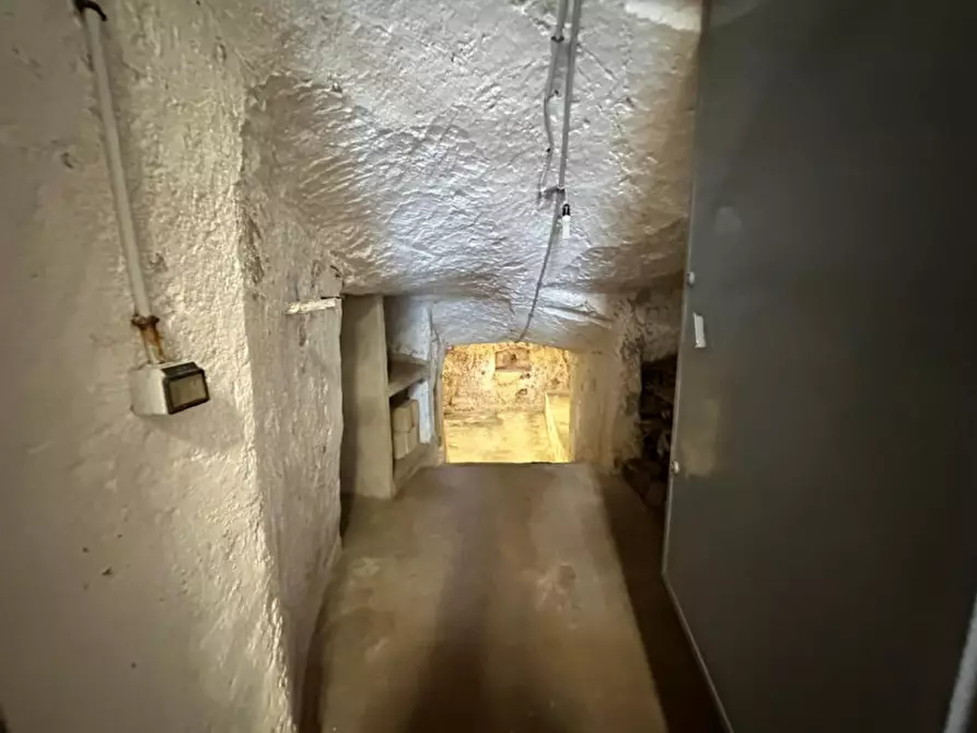 Immagine 21 di Magazzino in vendita  a Matera