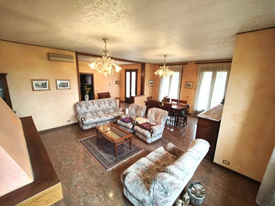 Immagine 3 di Villa in vendita  a Padova
