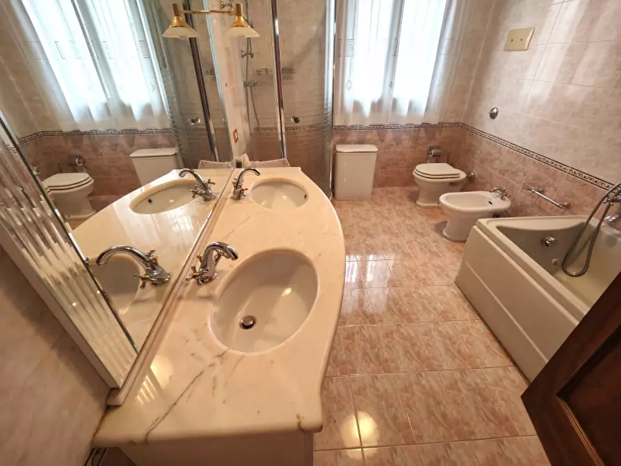 Immagine 17 di Villa in vendita  a Padova