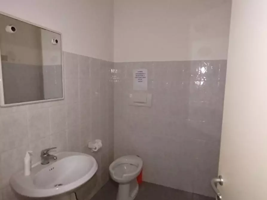 Immagine 9 di Negozio in vendita  in Via Francesco Palmegiani, 55 a Rieti