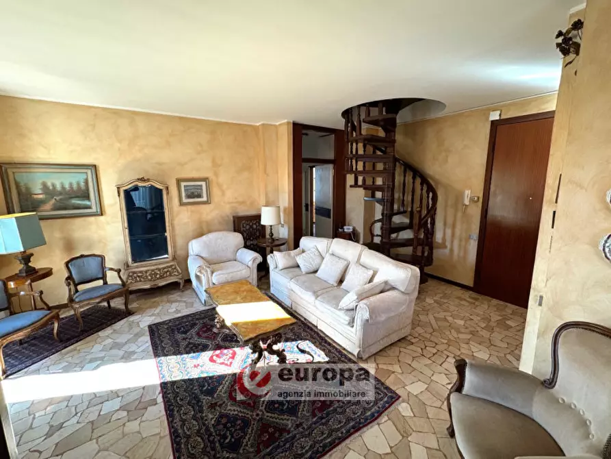 Immagine 8 di Appartamento in vendita  in Viale Crispi ,85 a Vicenza