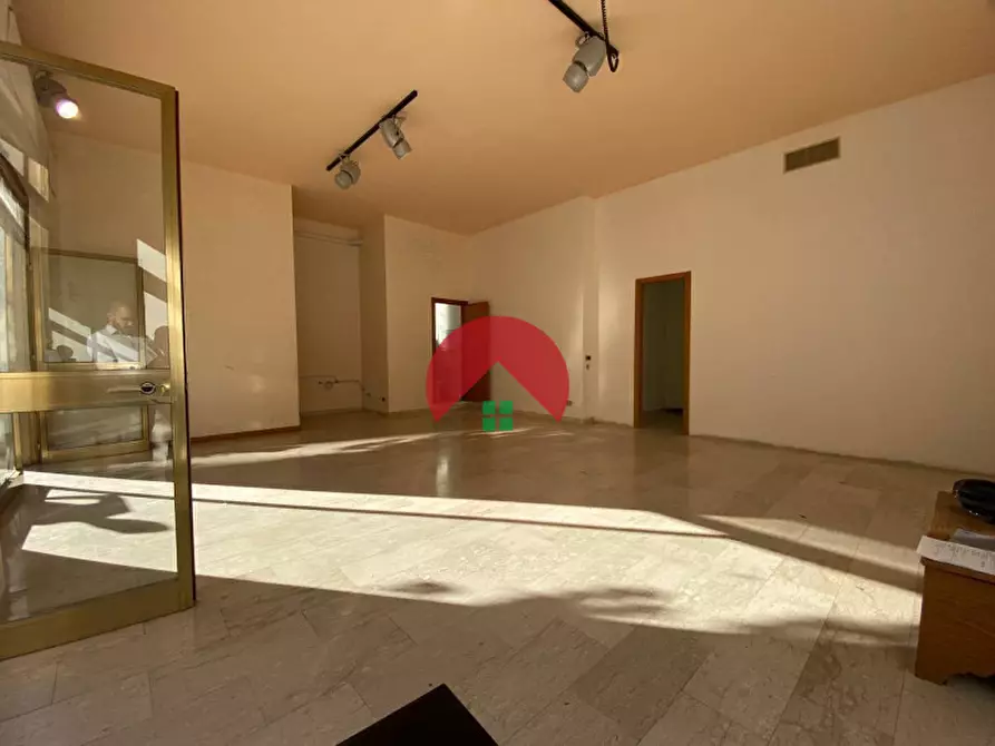 Immagine 2 di Attività commerciale in vendita  a Matera