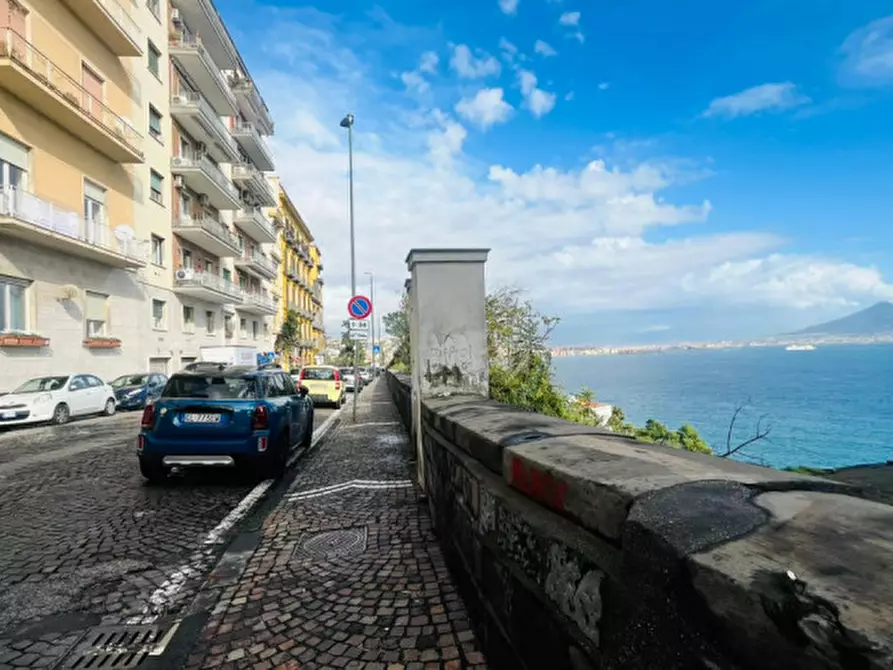 Immagine 1 di Negozio in vendita  in VIA POSILLIPO a Napoli