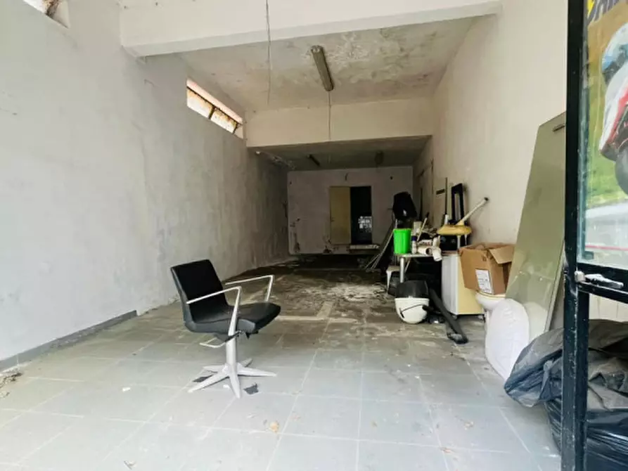 Immagine 5 di Negozio in vendita  in VIA POSILLIPO a Napoli