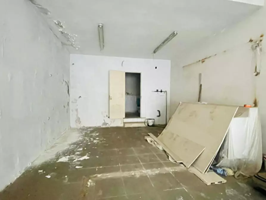 Immagine 8 di Negozio in vendita  in VIA POSILLIPO a Napoli