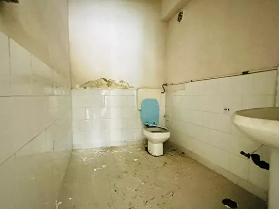 Immagine 10 di Negozio in vendita  in VIA POSILLIPO a Napoli