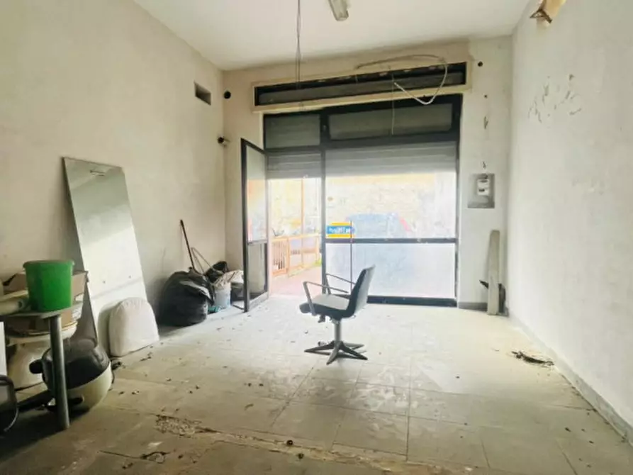 Immagine 11 di Negozio in vendita  in VIA POSILLIPO a Napoli