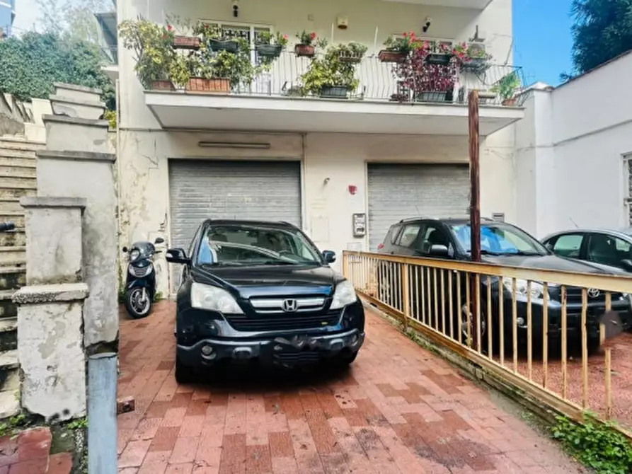 Immagine 13 di Negozio in vendita  in VIA POSILLIPO a Napoli