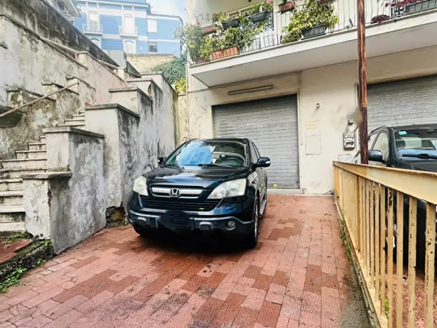 Immagine 15 di Negozio in vendita  in VIA POSILLIPO a Napoli