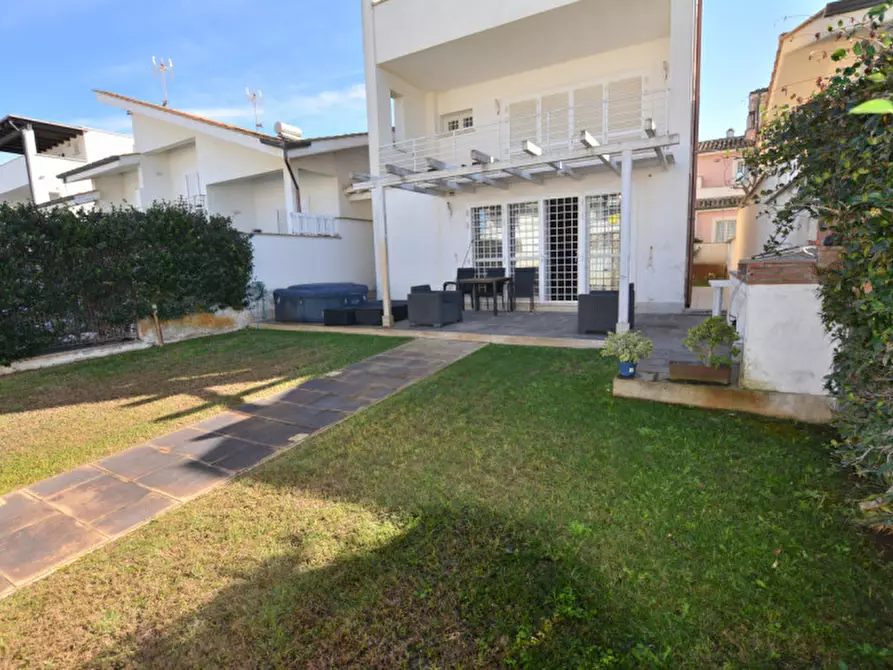 Immagine 1 di Casa indipendente in vendita  in VIA GIULIANOVA 67 a Fiumicino